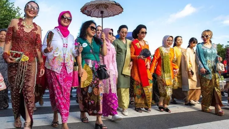 Sejarah Baju Tradisional Kebaya, Mulai dari Asal Usul Sampai Masa Kini!