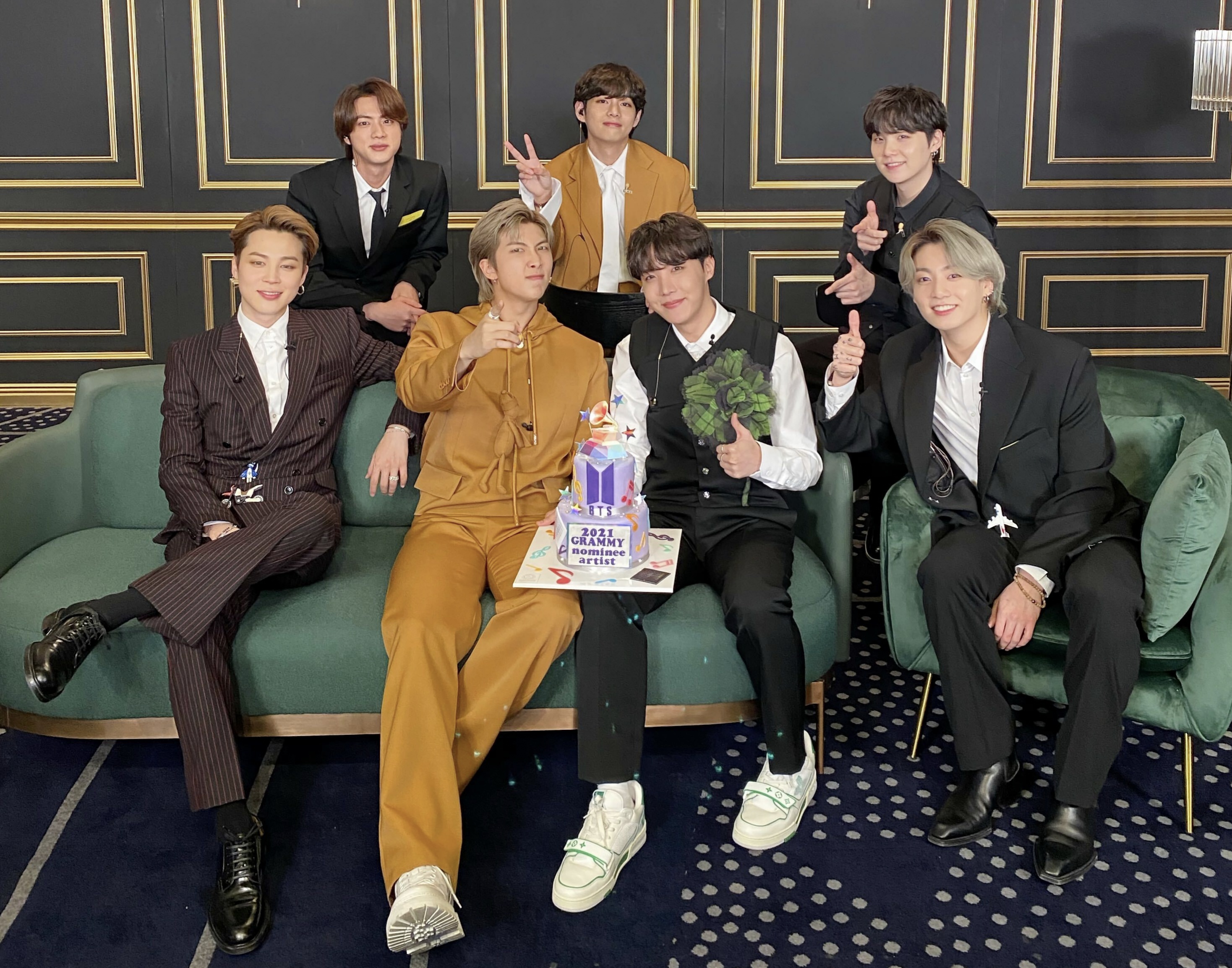 BTS Tampil dengan Setelan dari Louis Vuitton di Grammy 2022, JHope