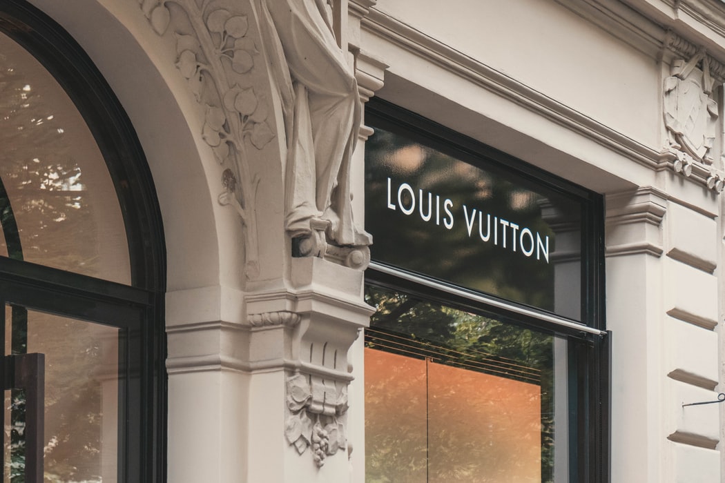 Louis Vuitton X Balenciaga: disputa pelo tênis estranho